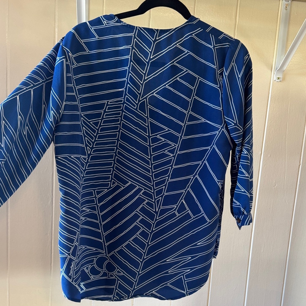 Manuhealii Blue and White Geometric V-Neck Blouse - Picture 3 of 3